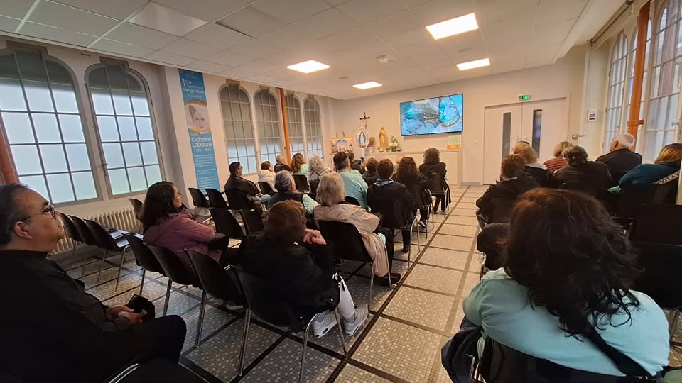 Misa en la Capilla de la Medalla Milagrosa, París