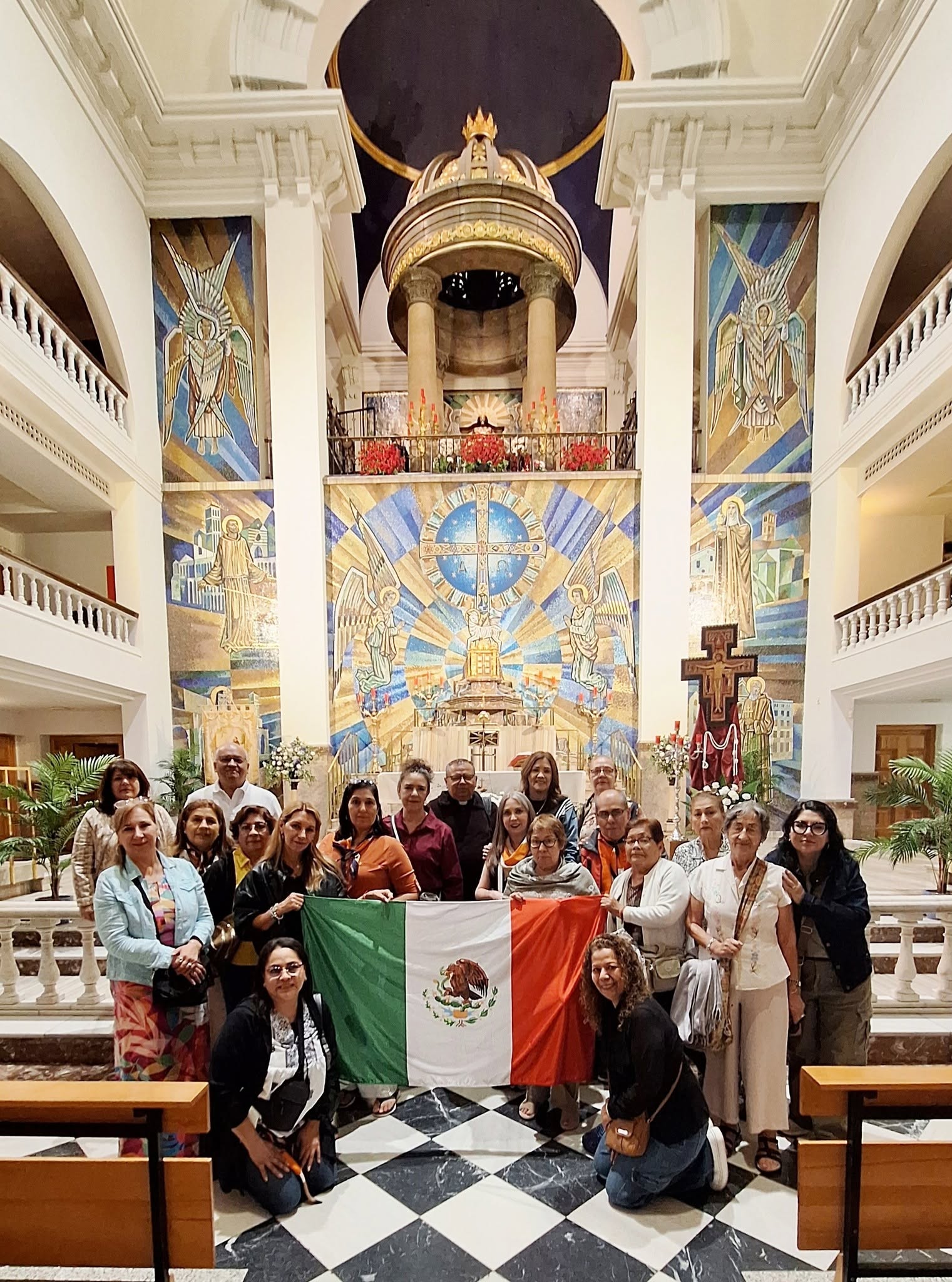 Peregrinos en la Basílica del Cristo de Medinaceli, Madrid